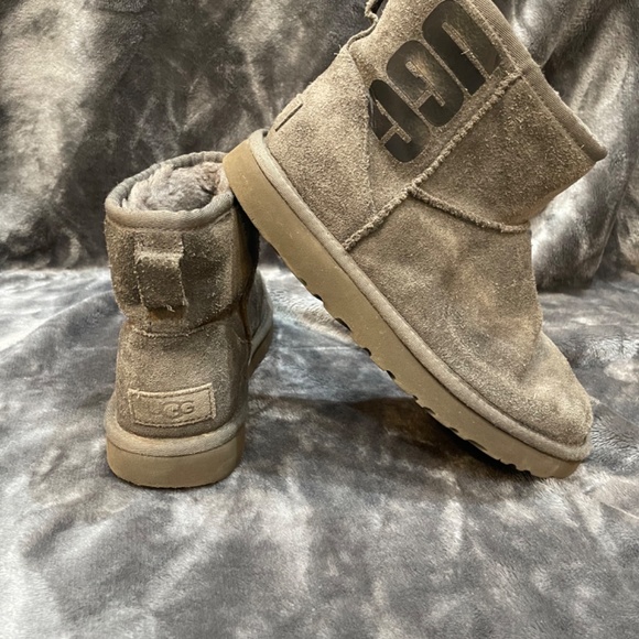 Women’s size 6 Gray Ugg Boots - Picture 4 of 7